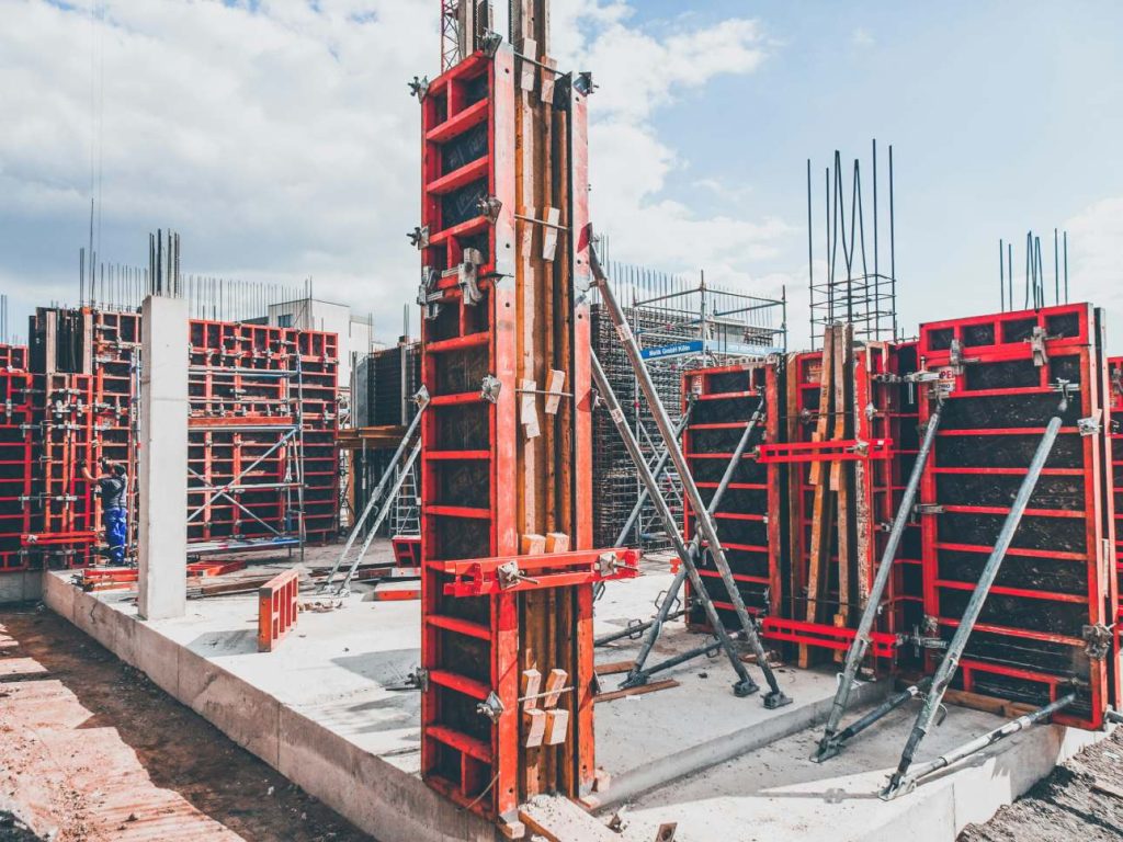 Bauarbeiten auf Baustelle sichtbar